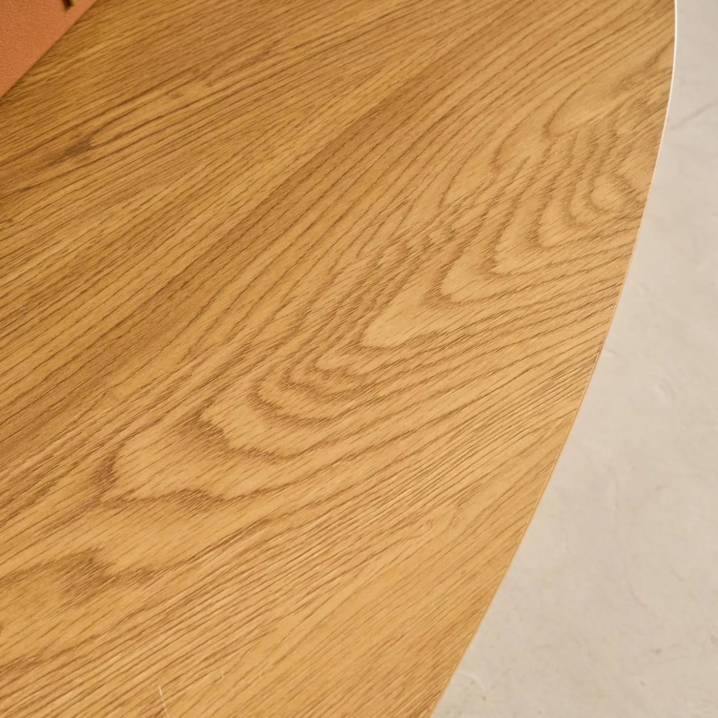 Afgeronde driehoekige salontafel met houteffect en verchroomde poten