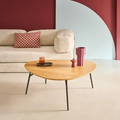 Afgeronde driehoekige salontafel eikeneffect met zwarte metalen poten