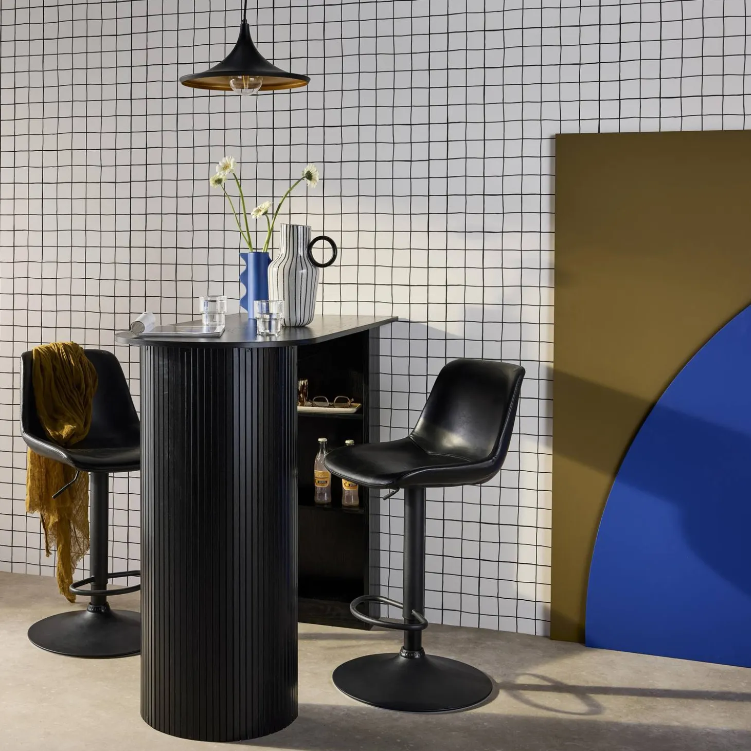 Bartafel, hoge keukentafel van houtdecor met opbergruimte