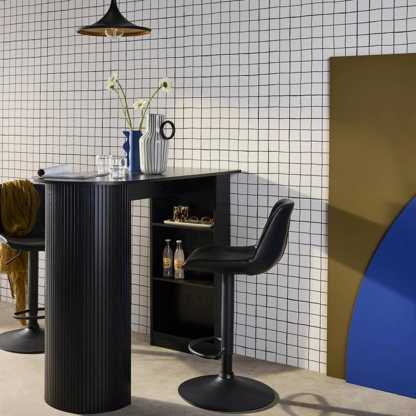 Bartafel, hoge keukentafel van houtdecor met opbergruimte