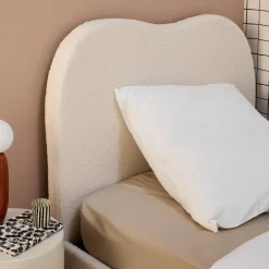 Bed met lattenbodem en hoofdeinde, wit met bouclé afwerking