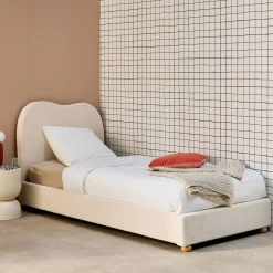 Bed met lattenbodem en hoofdeinde, wit met bouclé afwerking