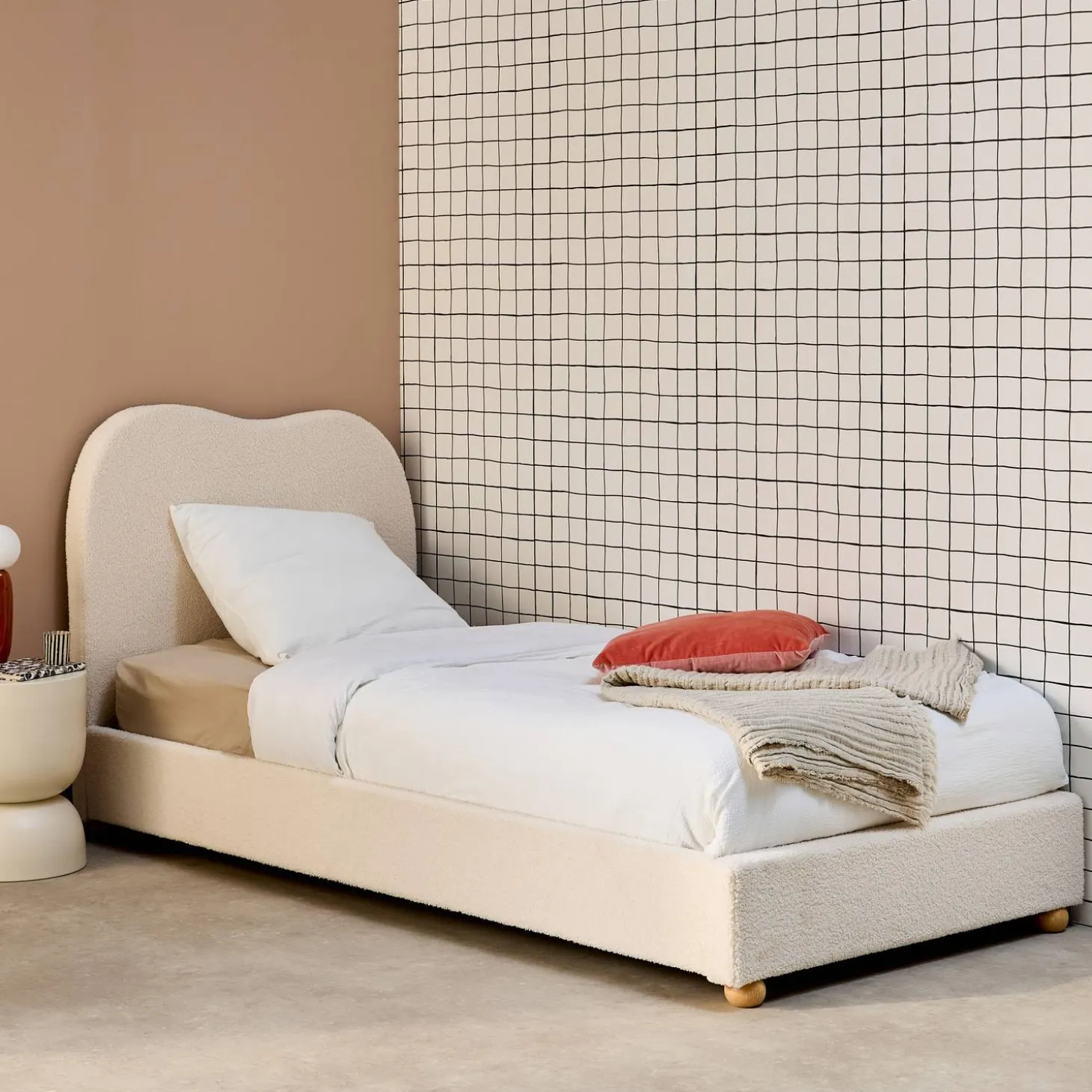 Bed met lattenbodem en hoofdeinde, wit met bouclé afwerking