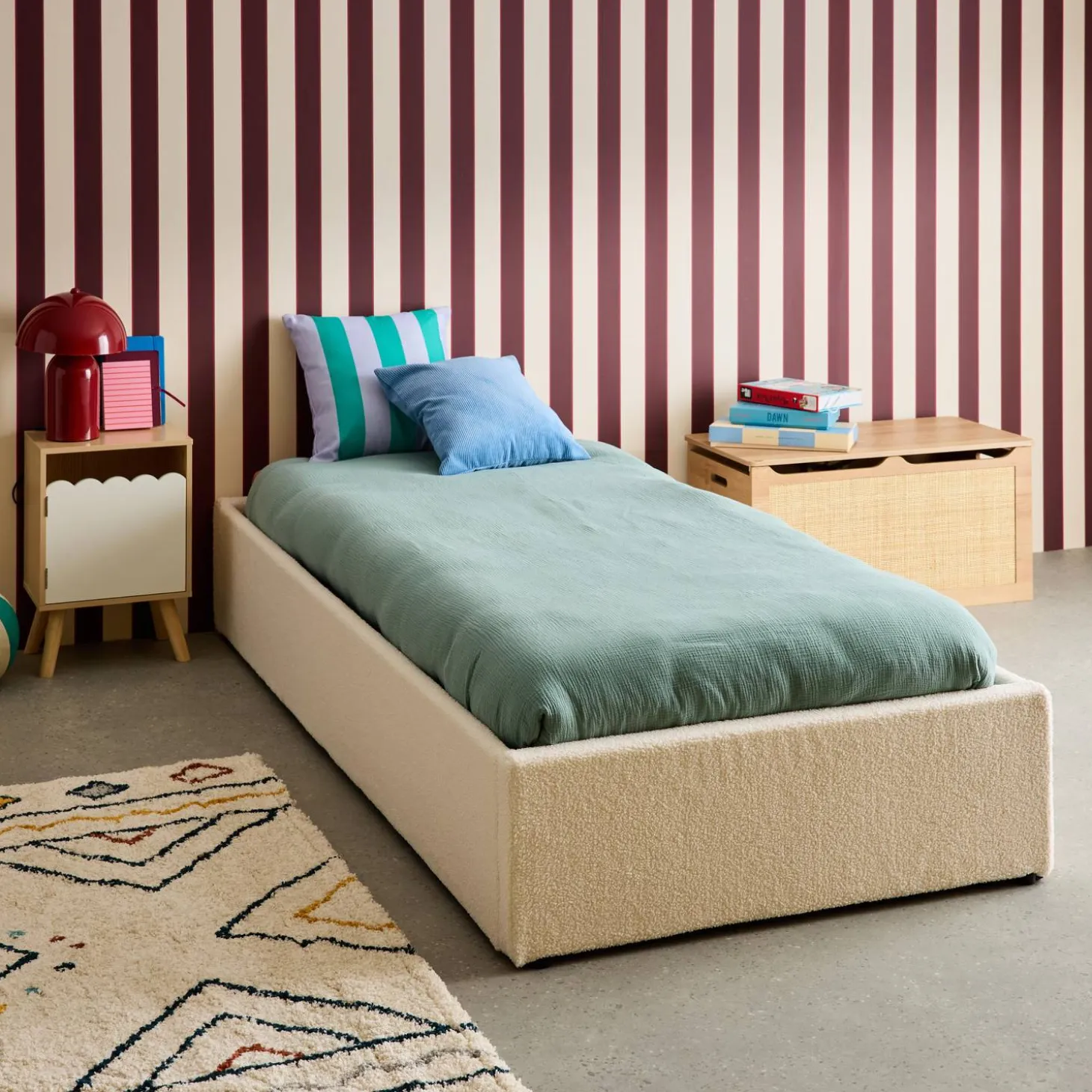 Bed met lattenbodem en hoofdeinde, bouclé afwerking, wit