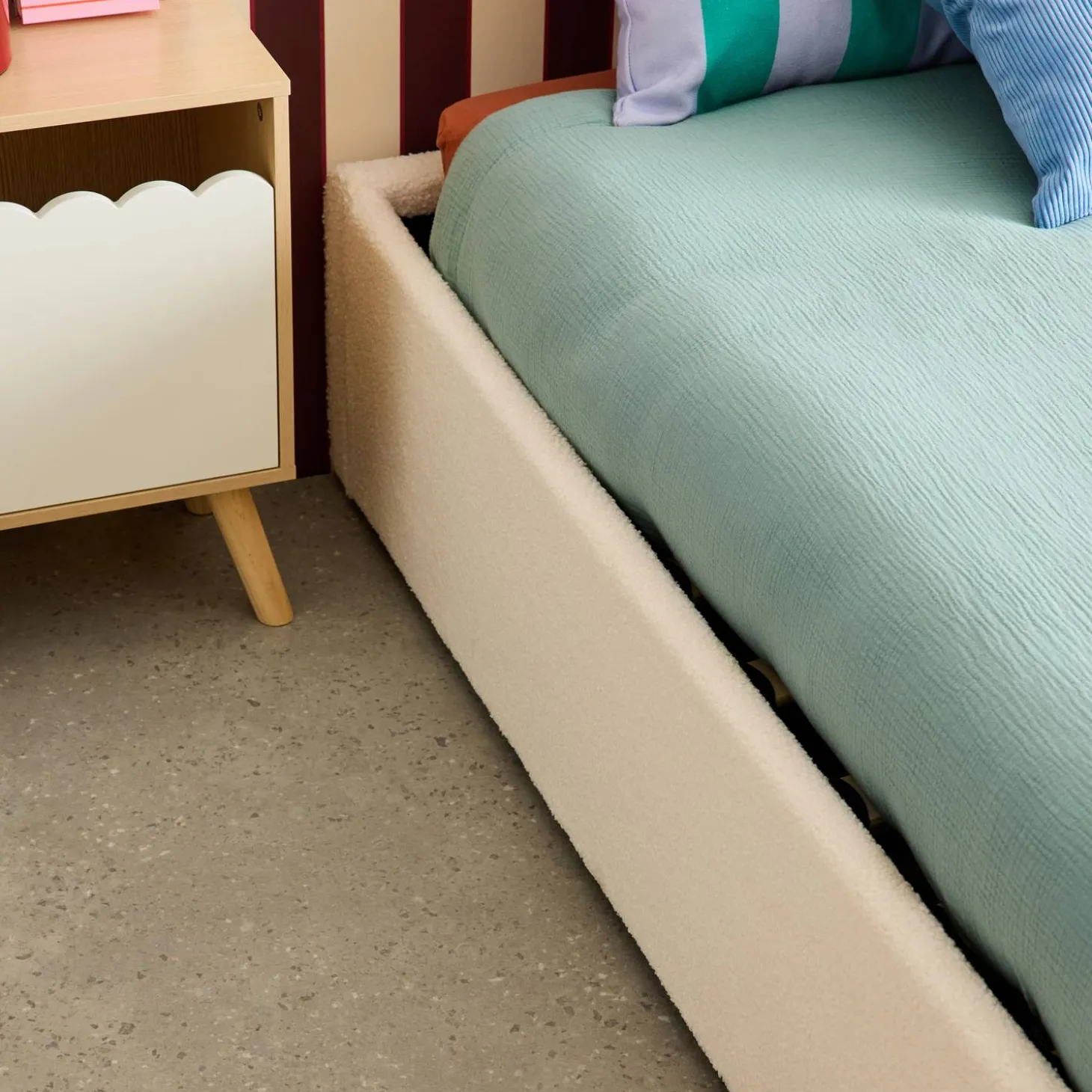 Bed met lattenbodem en hoofdeinde, bouclé afwerking, wit