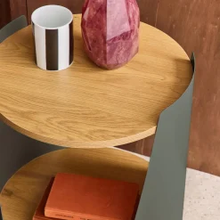 Bijzettafel op wieltjes van metaal en houtdecor