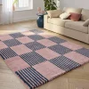 Binnen tapijt blauw en roze dambordpatroon