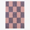 Binnen tapijt blauw en roze dambordpatroon