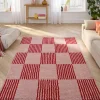Binnen tapijt rood en roze dambordpatroon