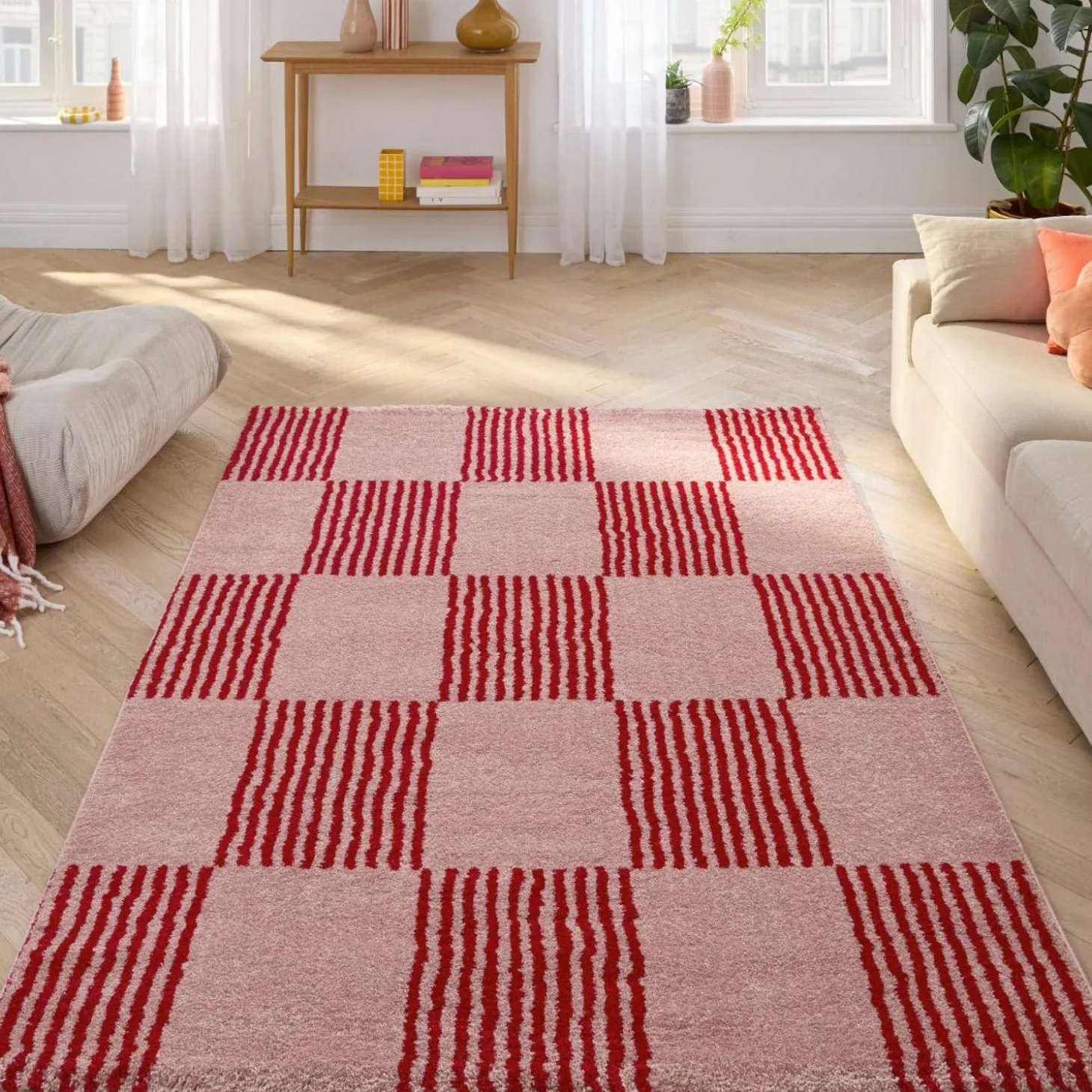 Binnen tapijt rood en roze dambordpatroon