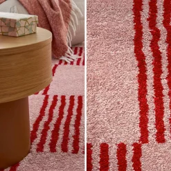 Binnen tapijt rood en roze dambordpatroon