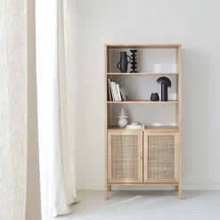 Boekenkast met 2 deuren en open planken houtdecor en rotan 80cm