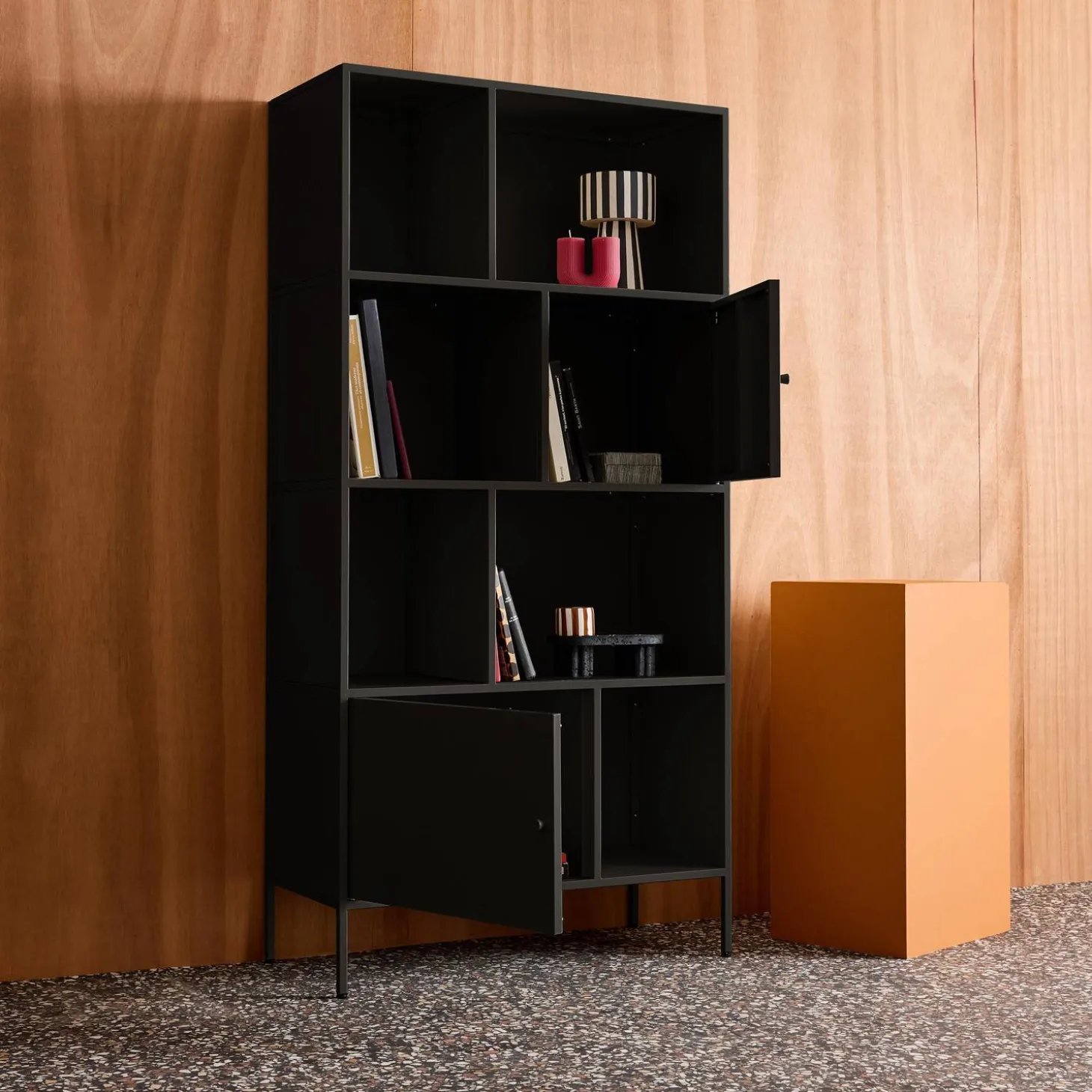 Boekenkast met 8 vakken en 2 deurtjes van metaal, industrieel