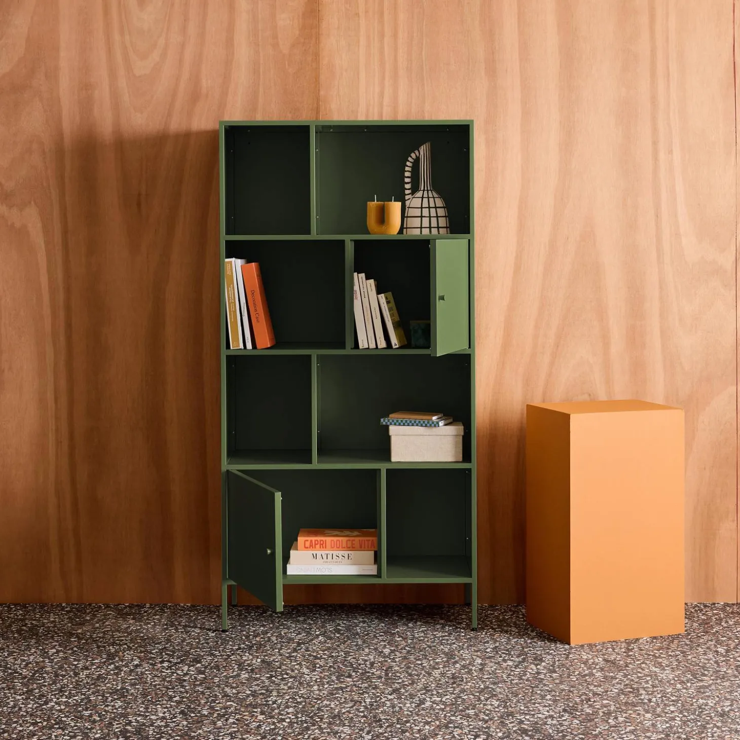 Boekenkast met 8 vakken en 2 deurtjes van metaal, industrieel