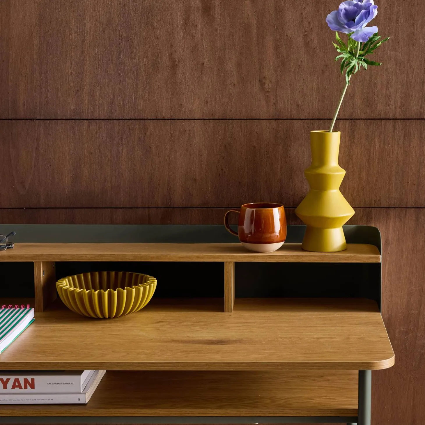 Bureau met open opbergruimte metaal en houtdecor
