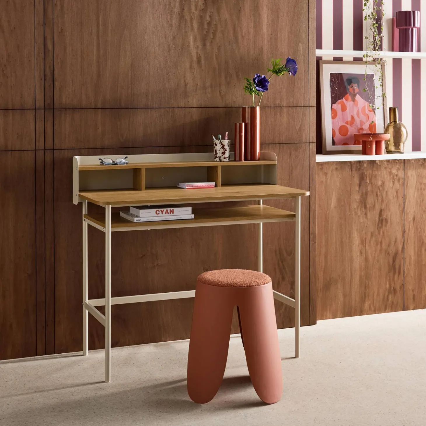 Bureau met open opbergruimte metaal en houtdecor