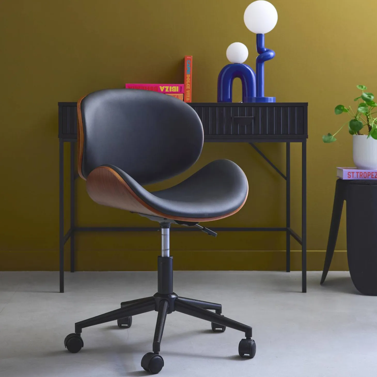 Bureaustoel met wielen, gebogen hout en kunstlederen afwerking