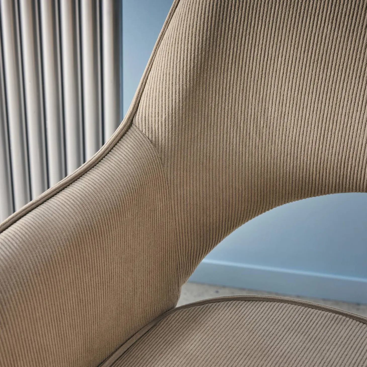 Bureaustoel op wielen in corduroy met chroom onderstel