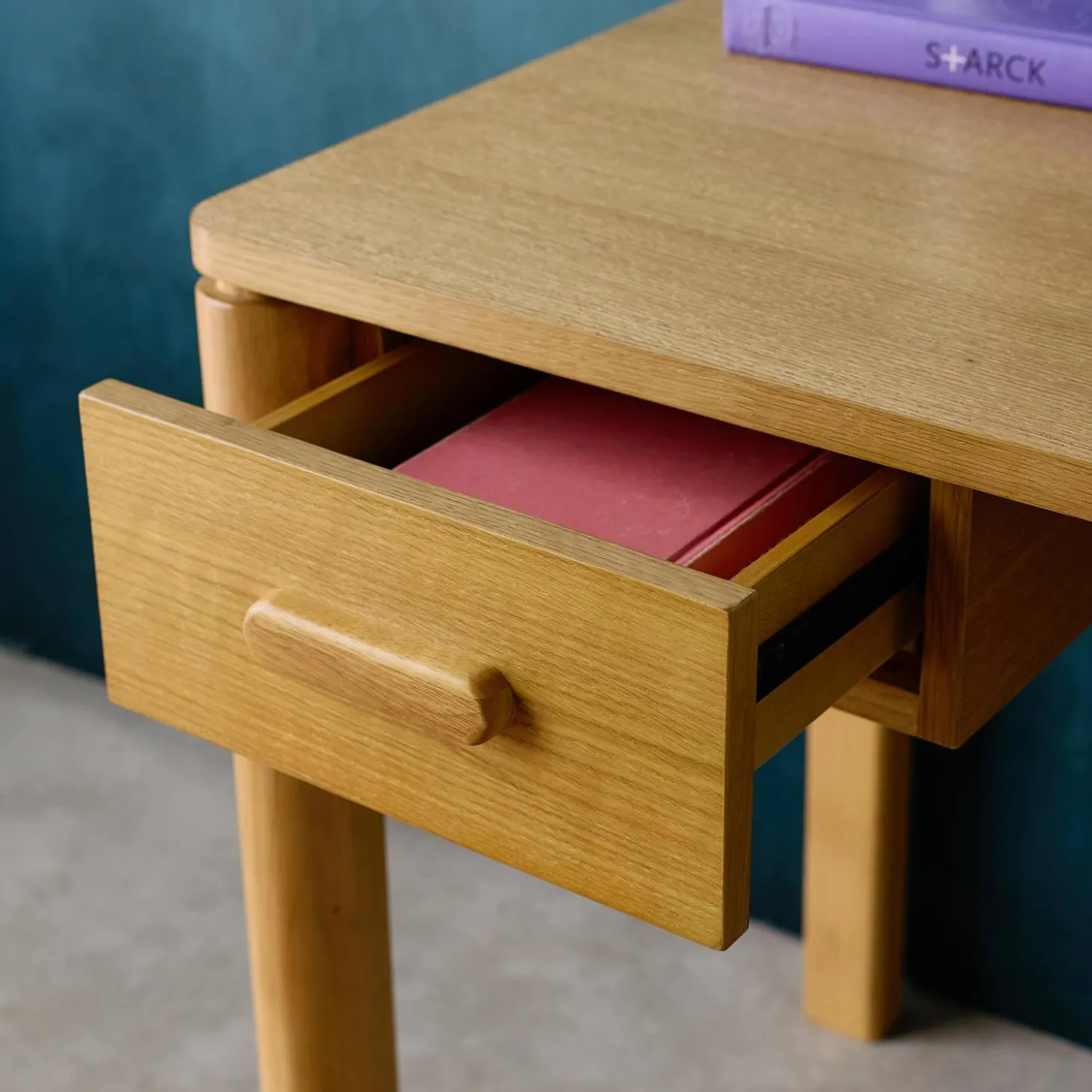Bureau van rubberhout en eikenfineer, 1 lade