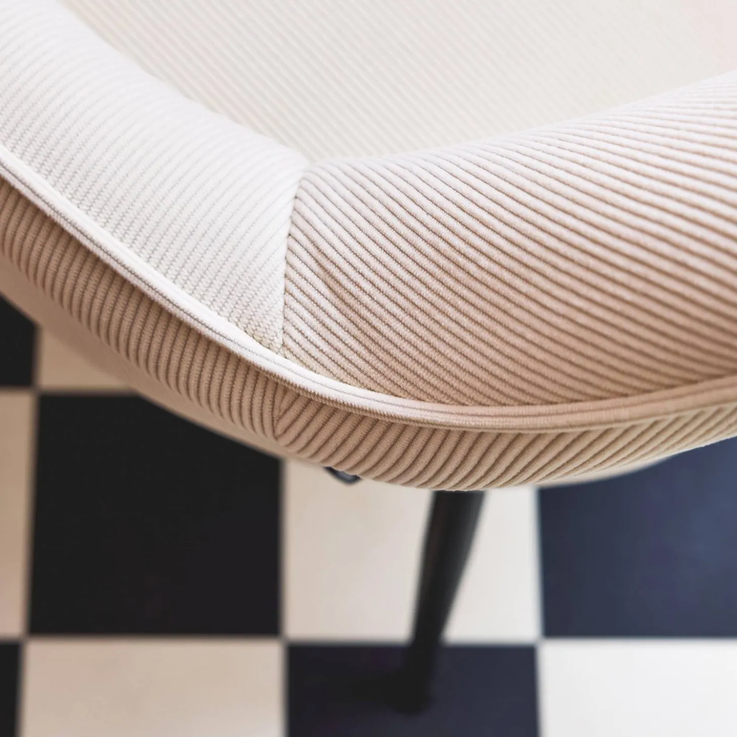 Corduroy fauteuil met matzwarte metalen poten (Set van 4)
