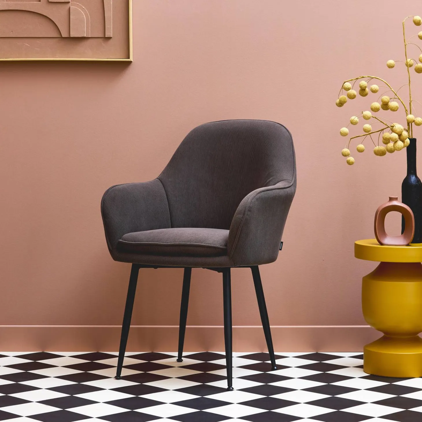 Corduroy fauteuil met matzwarte metalen poten