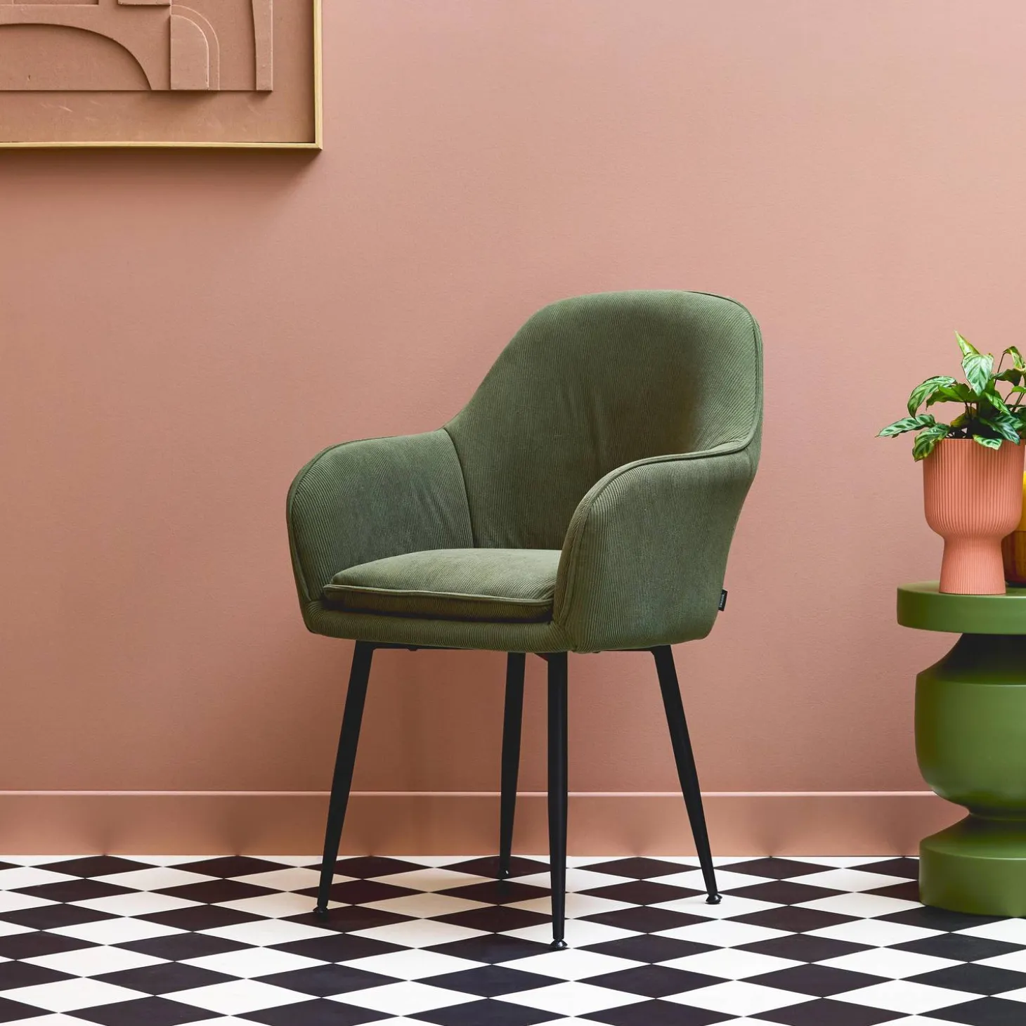 Corduroy fauteuil met matzwarte metalen poten