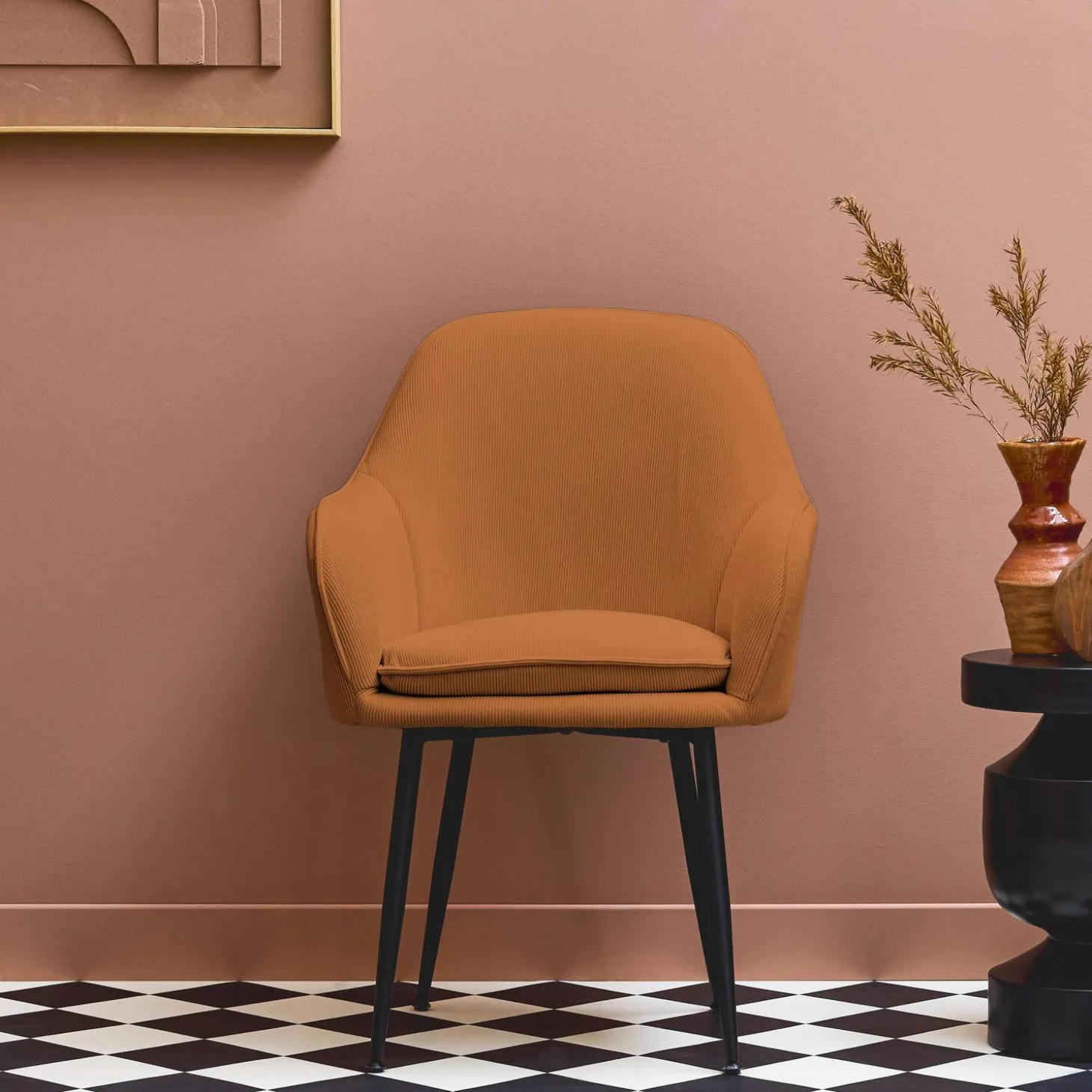 Corduroy fauteuil met matzwarte metalen poten