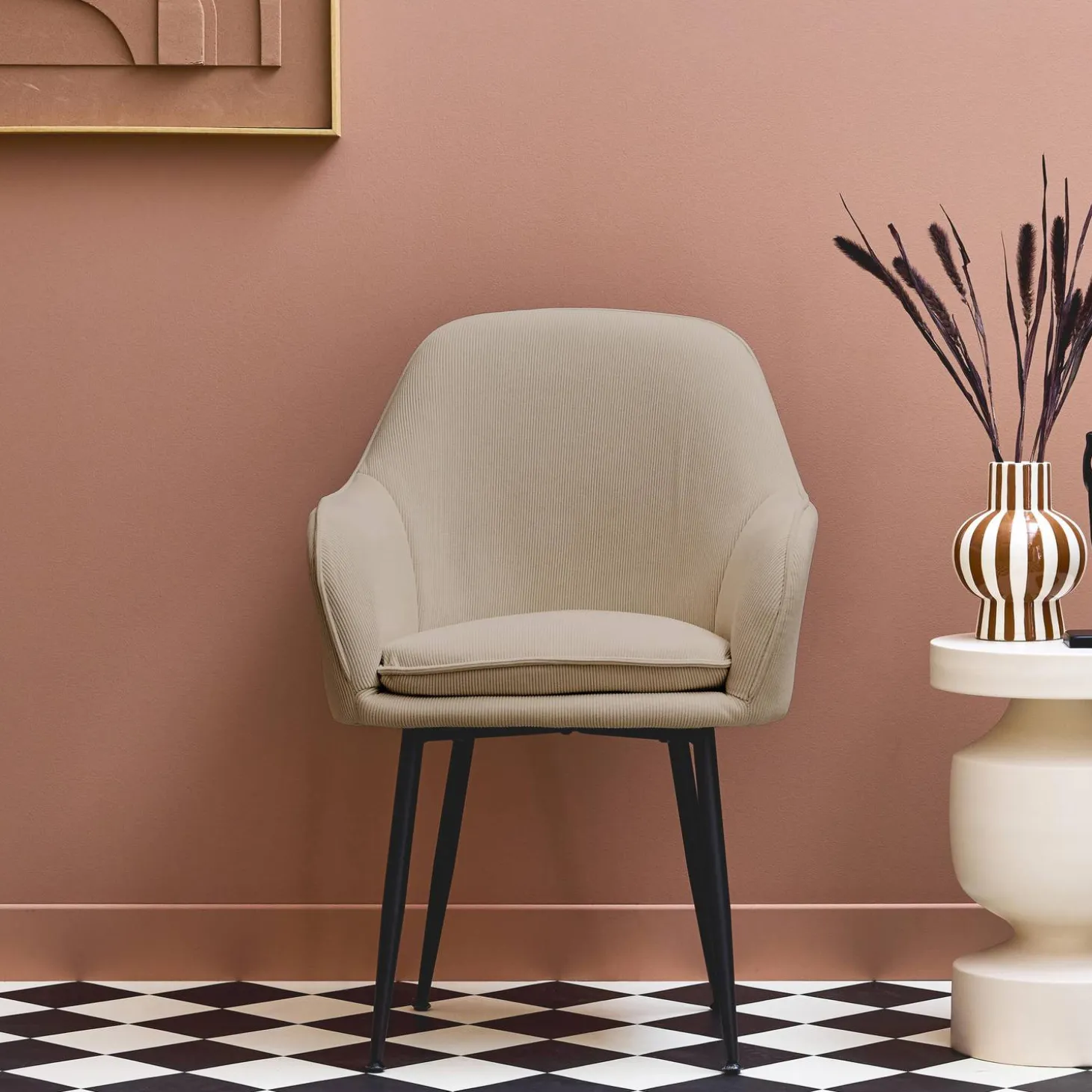 Corduroy fauteuil met matzwarte metalen poten
