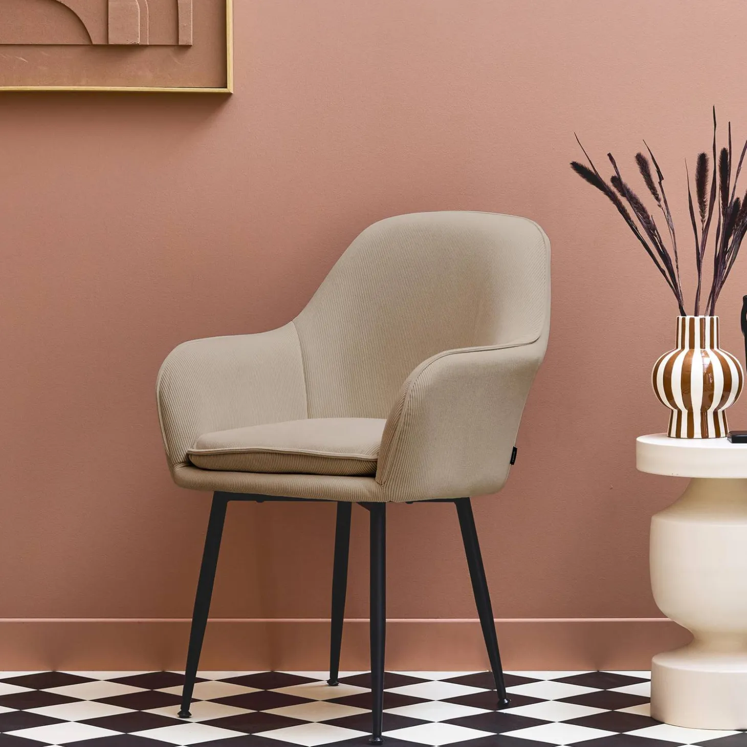 Corduroy fauteuil met matzwarte metalen poten