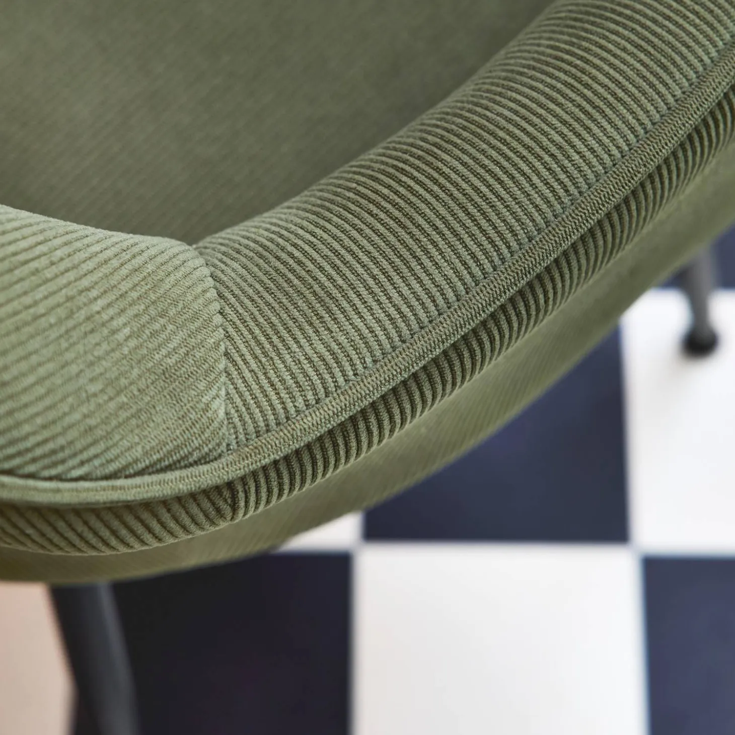 Corduroy fauteuil met matzwarte metalen poten (Set van 4)
