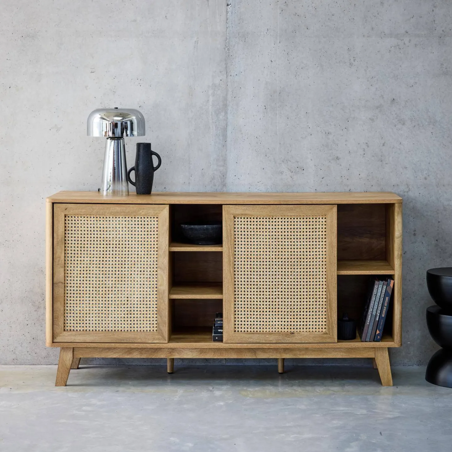 Dressoir met 2 schuifdeuren en planken houtdecor en rotan 150cm