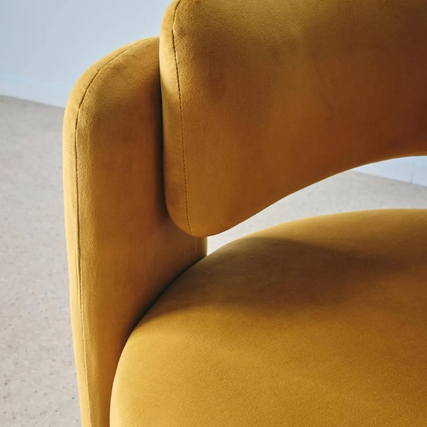 Driepoot fauteuil in fluweel