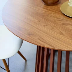 Eettafel met houteffect, sparrenhouten poten, 4 zitplaatsen