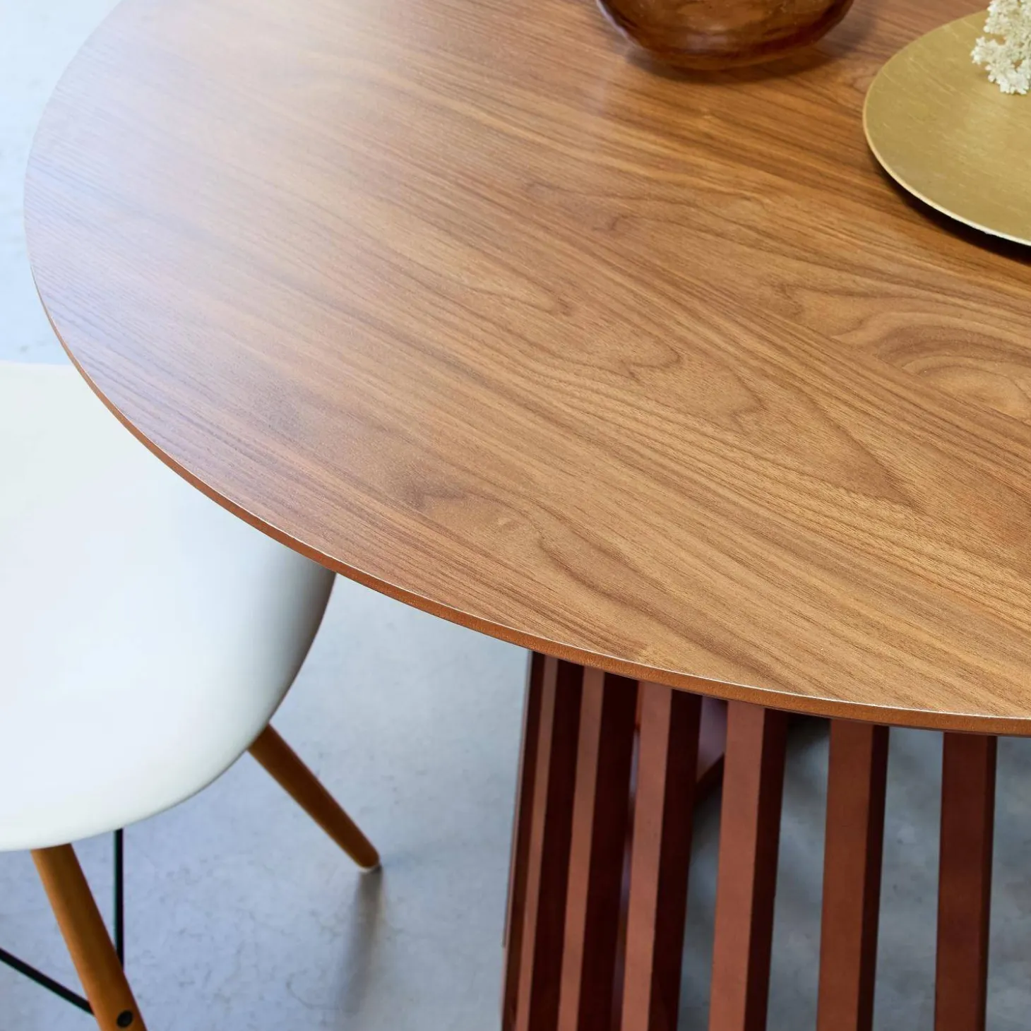 Eettafel met houteffect, sparrenhouten poten, 4 zitplaatsen