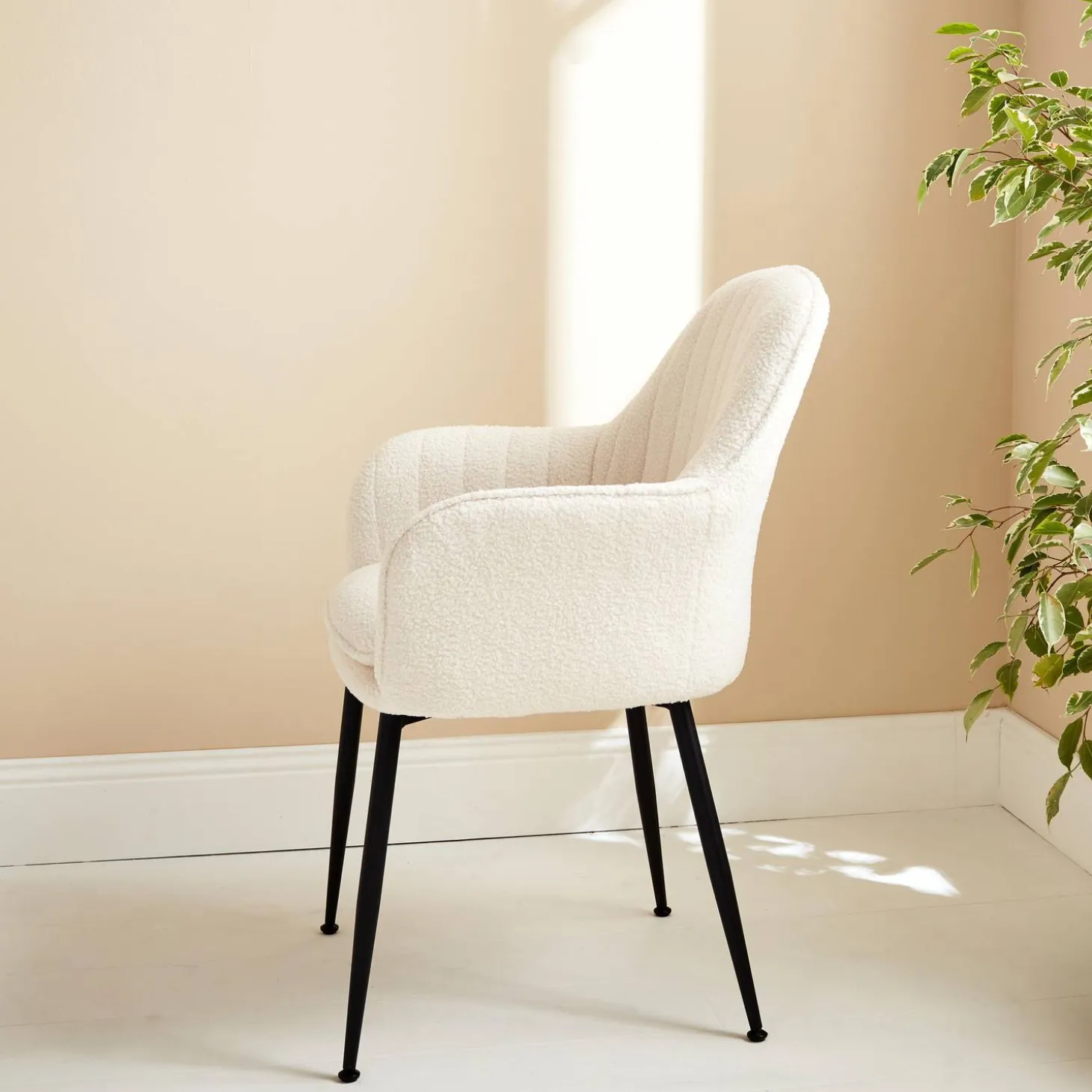 Fauteuil in boucléstof met metalen poten