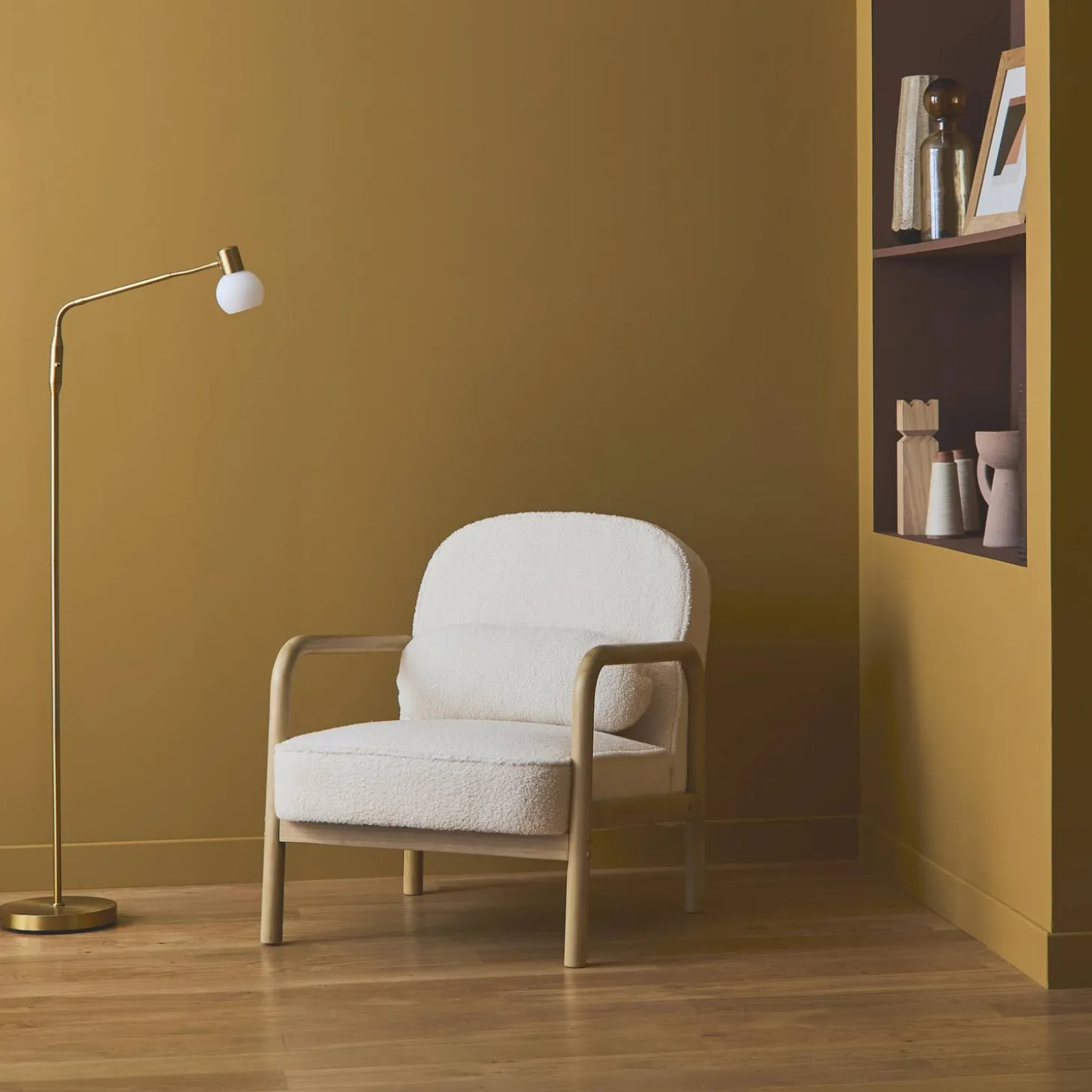 Fauteuil met naturelkleurig hout en bouclé