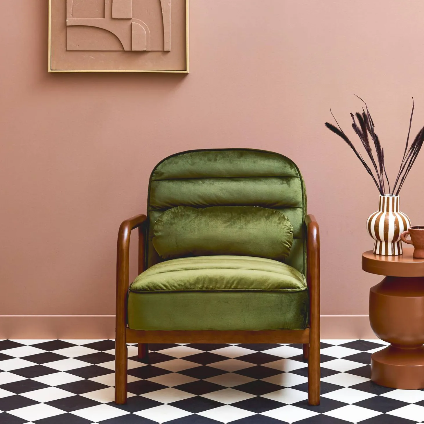 Fauteuil met walnootkleurig hout en fluweel