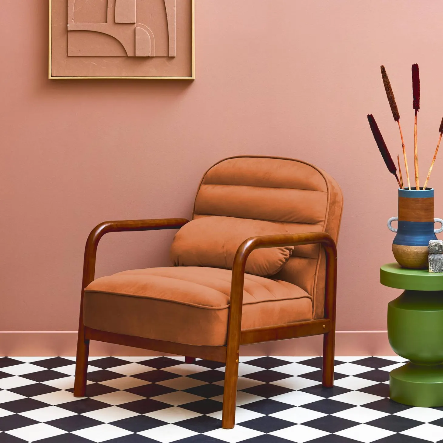Fauteuil met walnootkleurig hout en fluweel