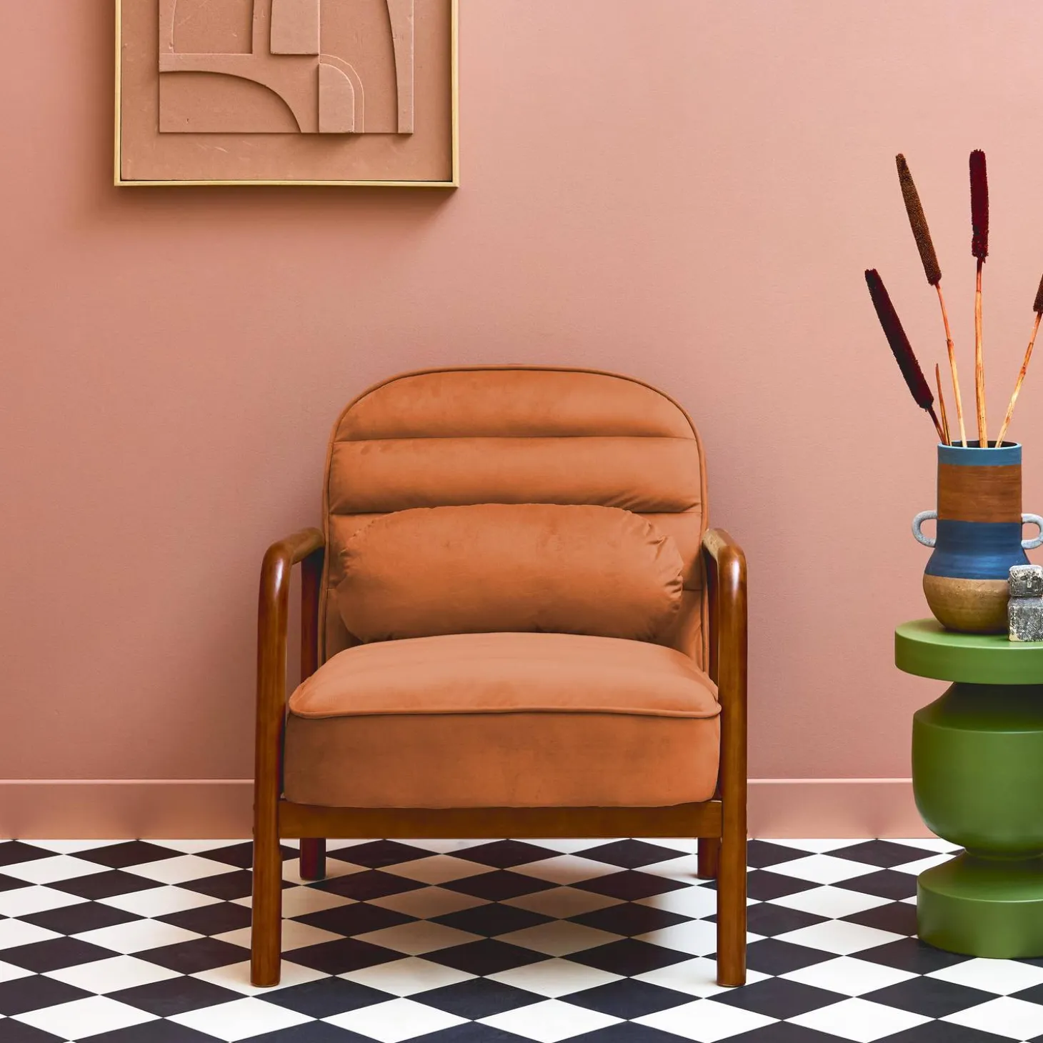 Fauteuil met walnootkleurig hout en fluweel
