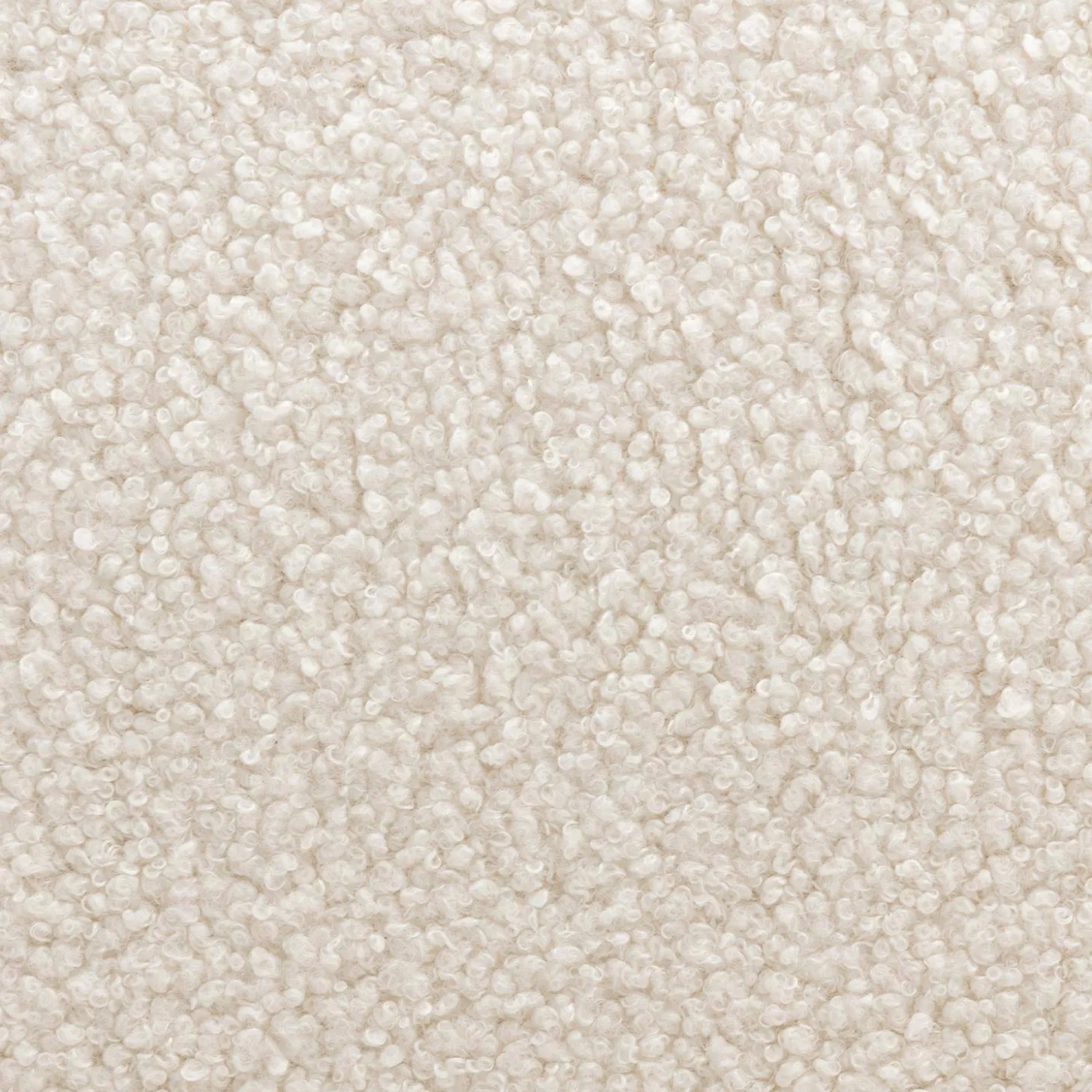 Fauteuil met walnootkleurig hout en bouclé