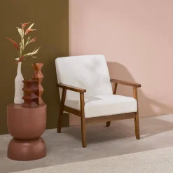 Fauteuil met walnootkleurig hout en bouclé zitting