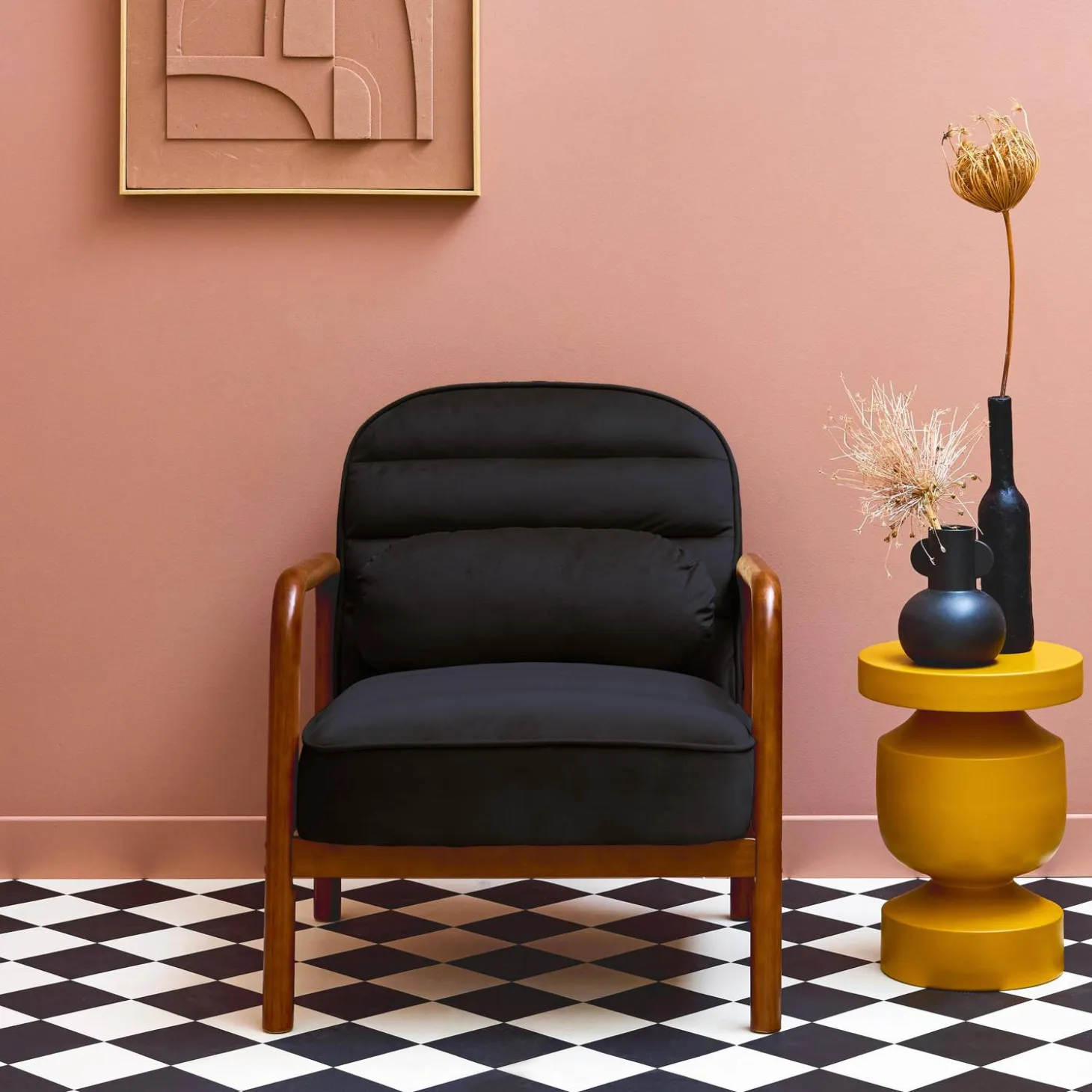 Fauteuil met walnootkleurig hout en fluweel
