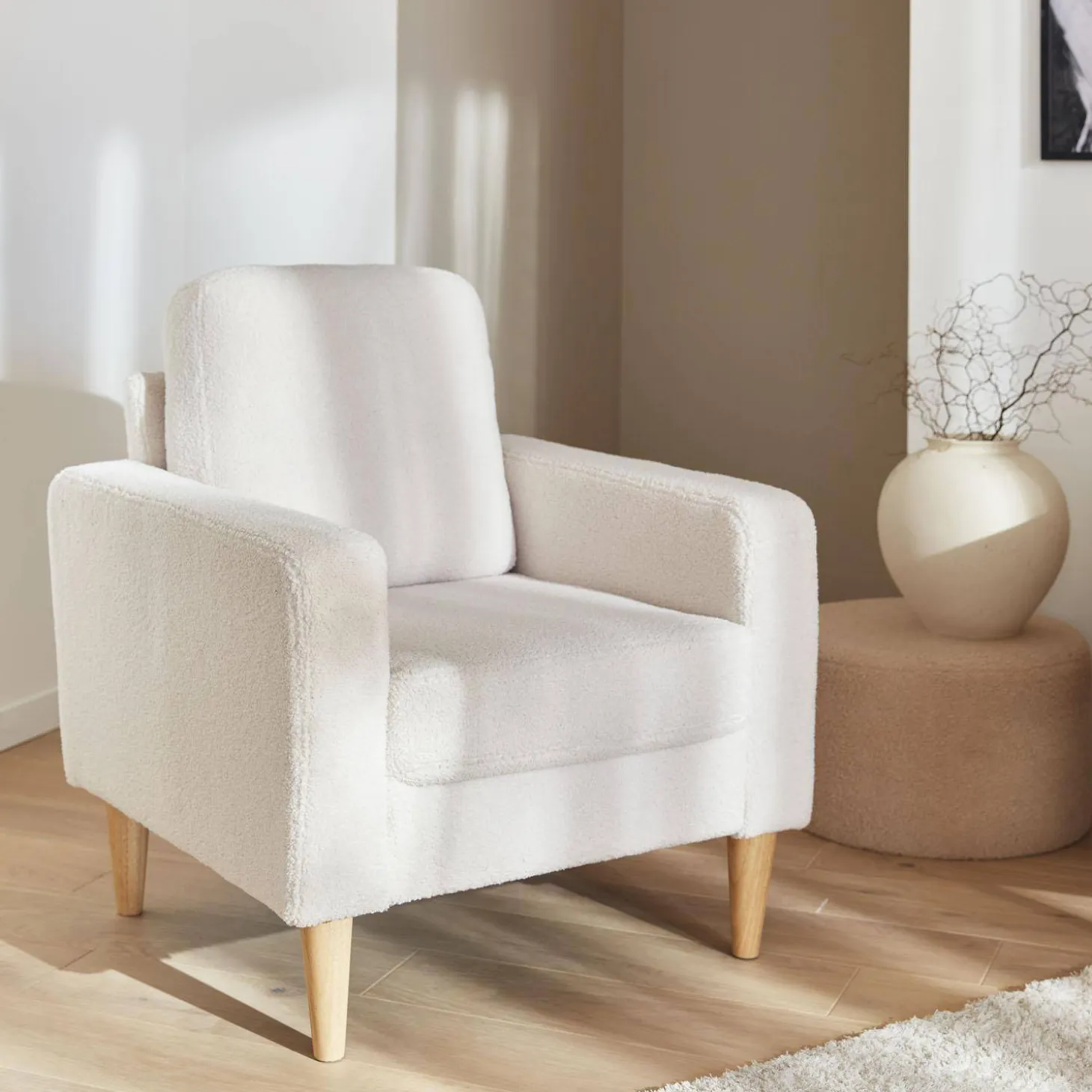 Fauteuil van boucléstof met houten poten