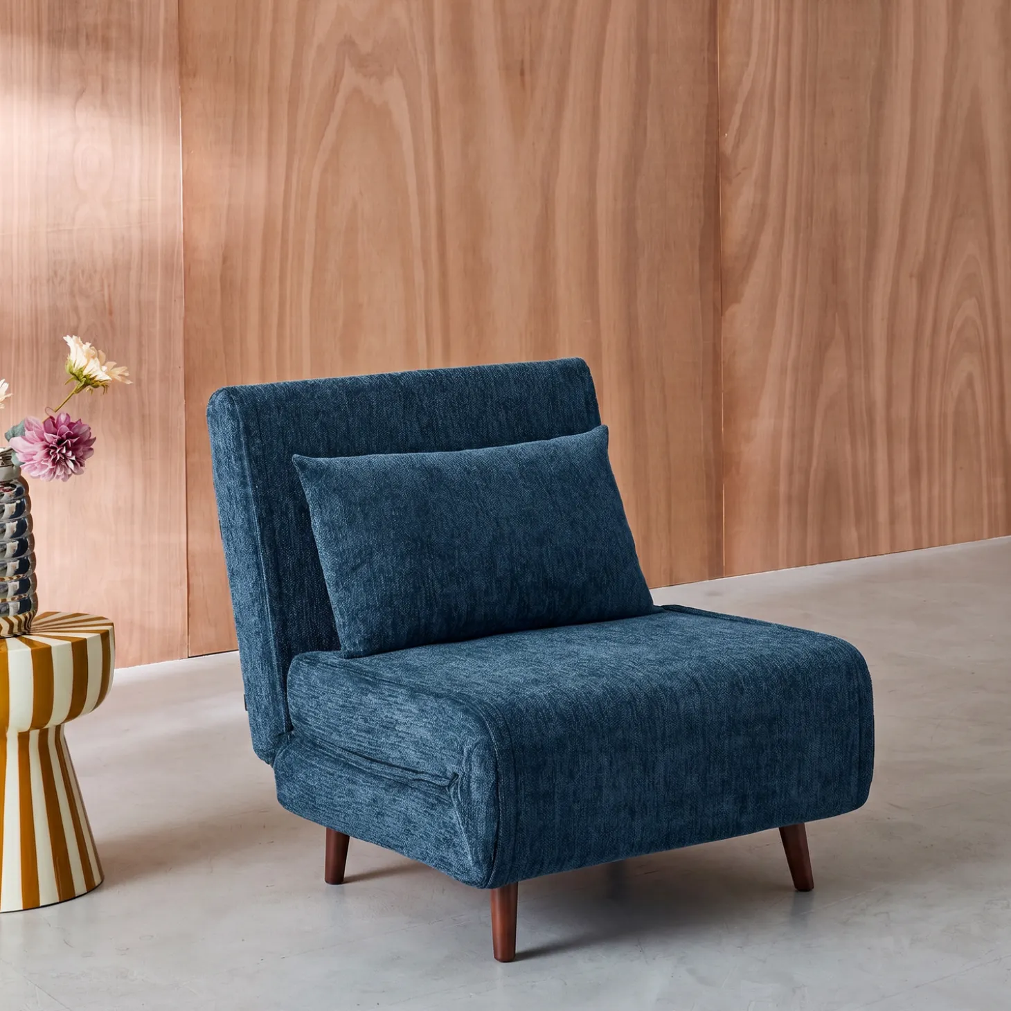 Fauteuil van chenille stof met slaapfunctie houten poten