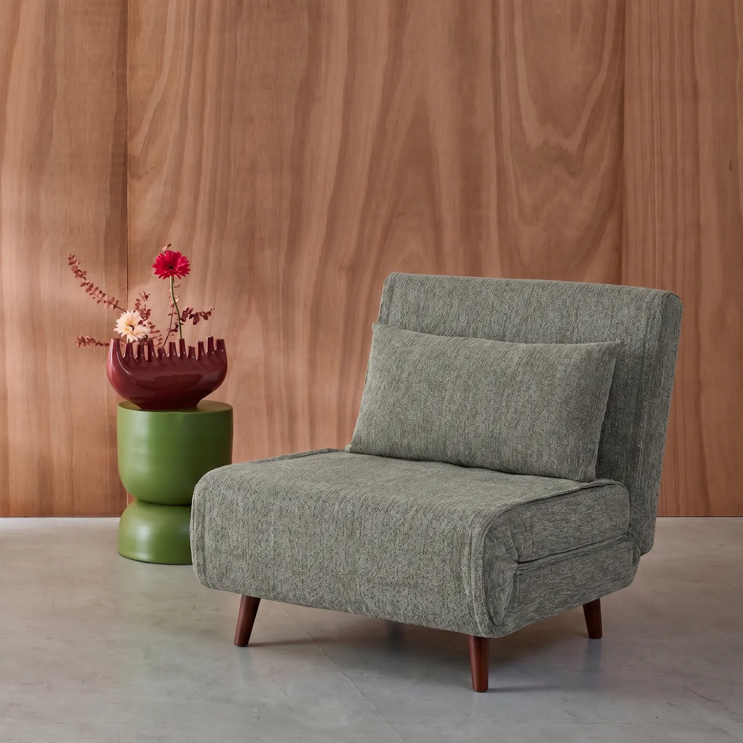 Fauteuil van chenille stof met slaapfunctie houten poten
