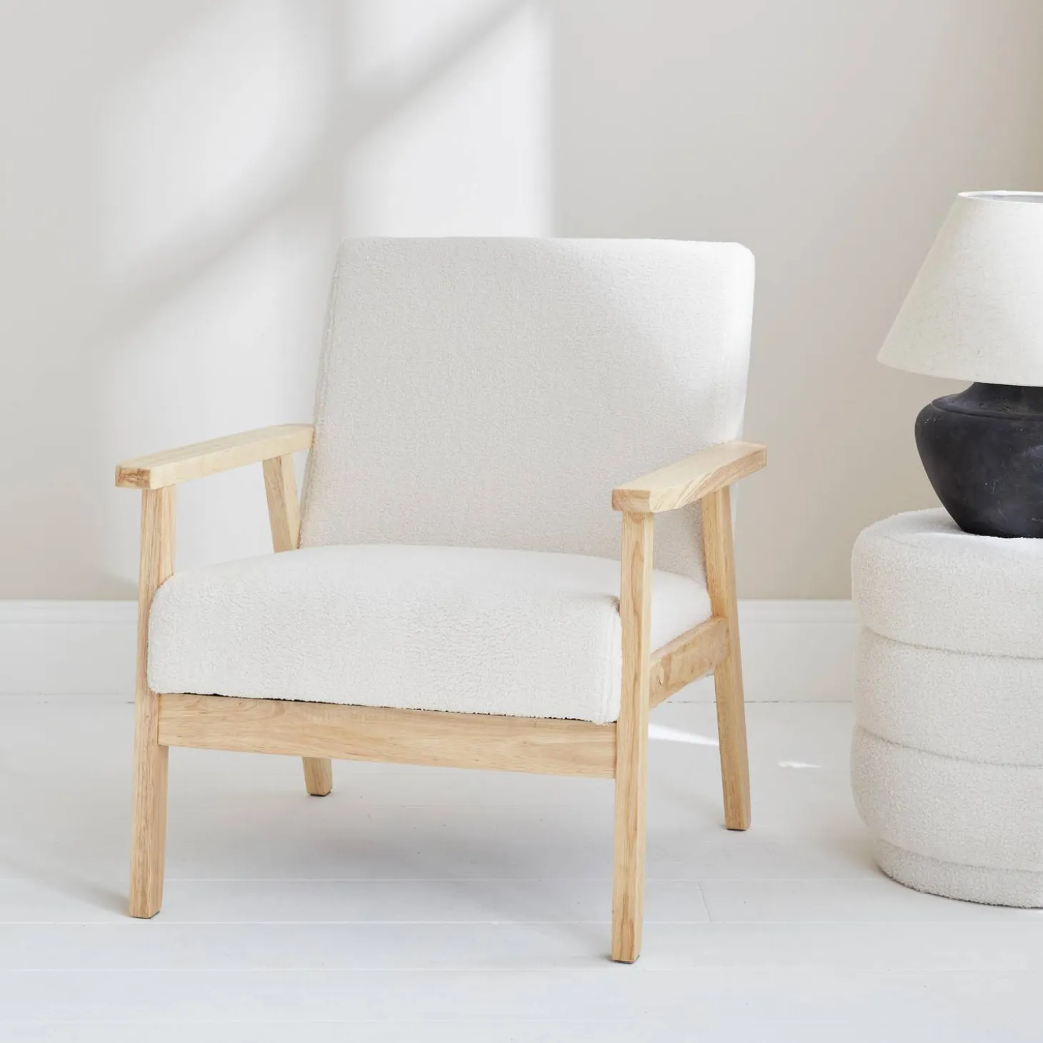 Fauteuil van hout met bouclé zitting