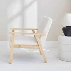 Fauteuil van hout met bouclé zitting