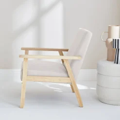 Fauteuil van hout met stoffen zitting
