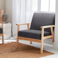 Fauteuil van hout met stoffen zitting