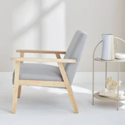 Fauteuil van hout met stoffen zitting